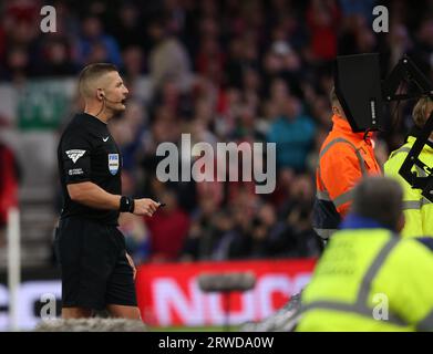 Nottingham, Großbritannien. September 2023. Schiedsrichter Robert Jones schaut auf den VAR-Bildschirm beim Nottingham Forest V Burnley, EPL Match, at the City Ground, Nottingham, Notts. Dank: Paul Marriott/Alamy Live News Stockfoto