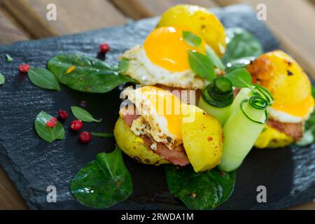 Kartoffelburger mit Wachtelei Stockfoto