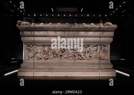 Istanbul, Türkei - 16. September 2023: Alexander-Sarkophag in Istanbul Archäologische Museen. Verziert mit Reliefschnitzereien Alexanders des Großen Stockfoto