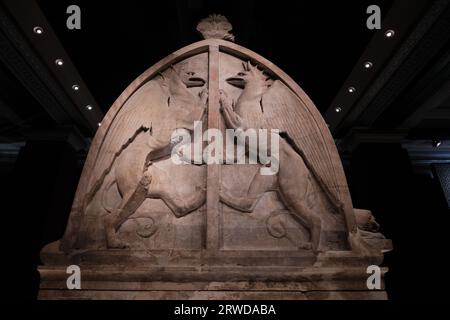 Istanbul, Türkei - 16. September 2023: Marmor-lykischer Sarkophag in Istanbul Archäologische Museen. Stammt aus dem 5. Jahrhundert v. Chr. und wurde in Sidon gefunden Stockfoto