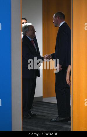 New York, USA. September 2023. (L-R) der Generalsekretär der Vereinten Nationen Antonio Guterres schüttelt die Hände mit William, Prince of Wales, bevor er am 18. September 2023 im Hauptquartier der Vereinten Nationen für ein Foto posiert. (Foto: Anthony Behar/Pool/SIPA USA) Credit: SIPA USA/Alamy Live News Stockfoto