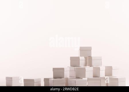 Stapel weißer Geschenkkartons und Kopierraum auf weißem Hintergrund Stockfoto