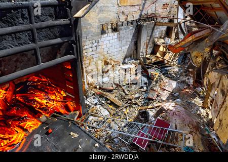 Die Struktur wurde bei einem verheerenden Hausbrand vollständig verbraucht, der durch einen Brand zerstört wurde Stockfoto