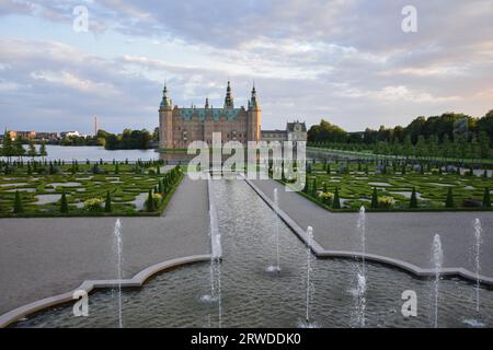 Schloss Frederiksborg in Hillerød Dänemark, Blick vom Barockgarten bei Sonnenuntergang, Wasserbrunnen Stockfoto