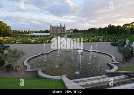 Schloss Frederiksborg in Hillerød Dänemark, Blick vom Barockgarten bei Sonnenuntergang, Wasserbrunnen Stockfoto