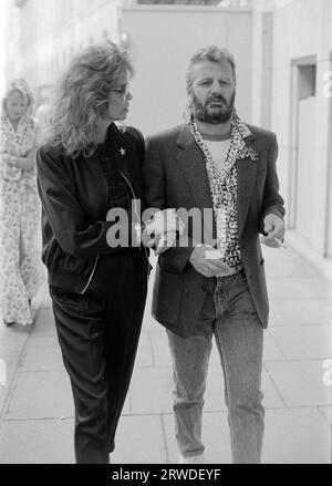 LONDON, GROSSBRITANNIEN. 1986. September: Die ehemalige Beatle Ringo Starr und ihre Frau Barbara Bach nehmen an einer Charity-Fashion-Veranstaltung in London Teil. Datei Foto © Paul Smith/Featureflash Stockfoto