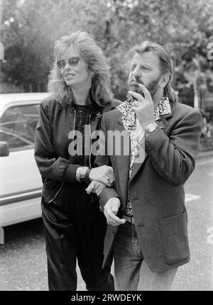 LONDON, GROSSBRITANNIEN. 1986. September: Die ehemalige Beatle Ringo Starr und ihre Frau Barbara Bach nehmen an einer Charity-Fashion-Veranstaltung in London Teil. Datei Foto © Paul Smith/Featureflash Stockfoto