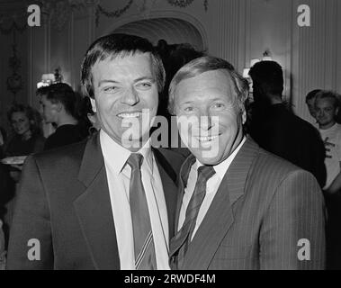 LONDON, GROSSBRITANNIEN. 3. September 1986: Radio- und Fernsehstars Tony Blackburn und David Hamilton auf einer Party in London. Datei Foto © Paul Smith/Featureflash Stockfoto
