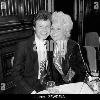 LONDON, GROSSBRITANNIEN. 18. September 1986: Schauspielerin Barbara Windsor und Freund Stephen Hollings auf einer Party in London. Datei Foto © Paul Smith/Featureflash Stockfoto