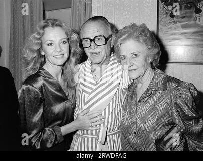 LONDON, GROSSBRITANNIEN. 8. Oktober 1986: Schauspielerin Hayley Mills mit ihren Eltern Sir John Mills und Lady Mary Mills in der ersten Nacht von „The Petition“ mit John Mills im Wyndhams Theatre in London. Datei Foto © Paul Smith/Featureflash Stockfoto