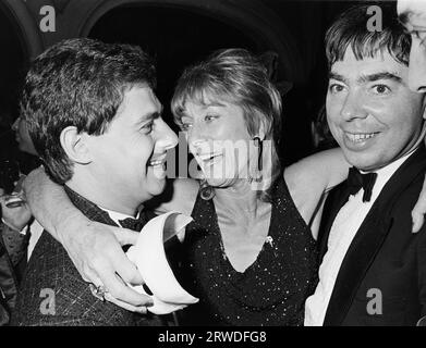 LONDON, GROSSBRITANNIEN. 9. Oktober 1986: Produzent Cameron Mackintosh (links), Choreograf Gillian Lynne und Komponist Andrew Lloyd Webber bei der Opening Night Party für „The Phanthom of the Opera“ in London. Datei Foto © Paul Smith/Featureflash Stockfoto