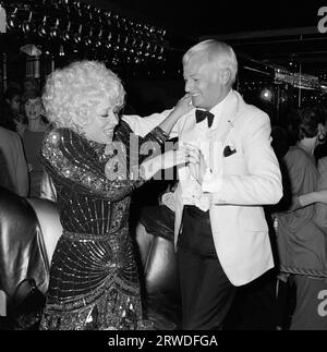 LONDON, GROSSBRITANNIEN. 19. Oktober 1986: Barbara Windsor und John Inman auf einer Party in Stringfellows in London. Datei Foto © Paul Smith/Featureflash Stockfoto