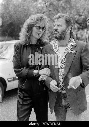 LONDON, GROSSBRITANNIEN. 1986. September: Die ehemalige Beatle Ringo Starr und ihre Frau Barbara Bach nehmen an einer Charity-Fashion-Veranstaltung in London Teil. Datei Foto © Paul Smith/Featureflash Stockfoto
