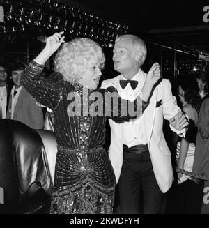 LONDON, GROSSBRITANNIEN. 19. Oktober 1986: Barbara Windsor und John Inman auf einer Party in Stringfellows in London. Datei Foto © Paul Smith/Featureflash Stockfoto