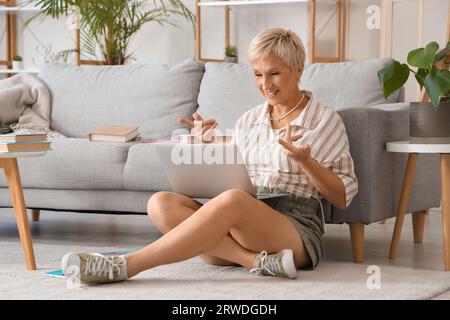 Erwachsene Frau, die zu Hause online Englisch lernt Stockfoto
