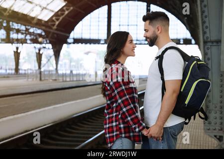 Fernbeziehung. Schönes Paar auf Bahnsteig des Bahnhofs, Platz für Text Stockfoto