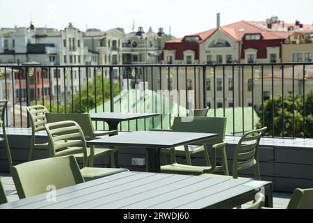 Café im Beobachtungsbereich. Tische und Stühle auf der Terrasse vor der wunderschönen Stadtlandschaft Stockfoto