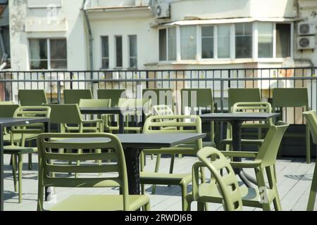 Café im Beobachtungsbereich. Tische und Stühle auf der Terrasse vor der wunderschönen Stadtlandschaft Stockfoto