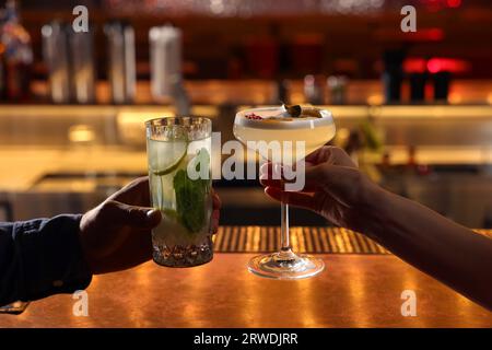 Leute halten Gläser mit frischen Cocktails an der Bar, Nahaufnahme Stockfoto