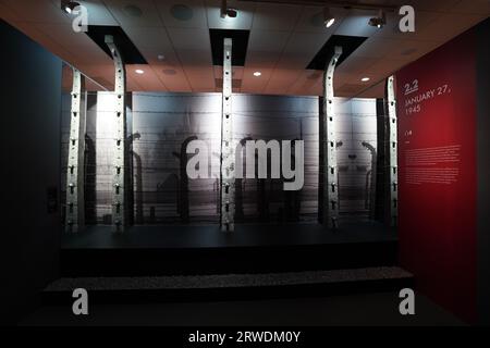 „Auschwitz. Vor nicht allzu langer Zeit. Nicht weit entfernt.“ Ausstellung in der Ronald Reagan Presidential Library. Mehr als 700 originale Objekte von historischem, menschlichem Wert. Stockfoto