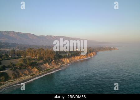 Dramatische Küstenklippen von Santa Barbra zur goldenen Stunde Stockfoto