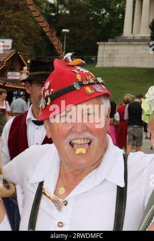 MÜNCHEN, Deutschland, 18. September 2023: Vogel JAKOB, eine traditionelle Persönlichkeit auf dem Oktoberfest, bekannt für ihre Pfeife - DAMEN WIESN/DAMEN WIESN 2023 - Powerfrauen, Business- und sozialorientierte Damen sind Gäste der Regine SIXT Einladung während des Bierfestes in München, Schuetzenfestzelt, Schuetzenfestmarquee. Das Oktoberfest München 188, auch WIESN genannt, am Montag, 18. September in München. Die traditionelle Veranstaltung endet am 3. Oktober Das Oktoberfest ist das größte Volksfest der Welt und zieht jährlich rund sechs Millionen Besucher an. Jedes Jahr brechen neue Rekorde. pict Stockfoto