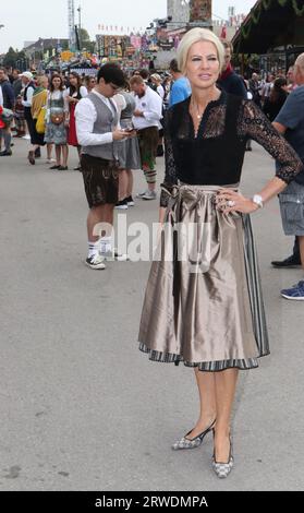 MÜNCHEN, Deutschland, 18. September 2023: Tanja Ehrmann LADIES WIESN/DAMEN WIESN 2023 - Power Women, Business and Social Oriented Ladies sind Gäste der Regine SIXT Einladung während des Bierfestivals in München, Schuetzenfestzelt, Schuetzenfestmarquee. Das Oktoberfest München 188, auch WIESN genannt, am Montag, 18. September in München. Die traditionelle Veranstaltung endet am 3. Oktober Das Oktoberfest ist das größte Volksfest der Welt und zieht jährlich rund sechs Millionen Besucher an. Jedes Jahr brechen neue Rekorde. Bild und Copyright. @ Arthur Thill /ATP Images (THILL Arthur/ATP / Stockfoto