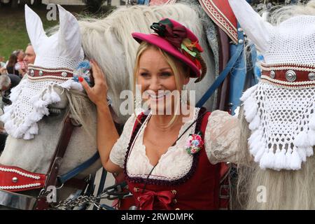 MÜNCHEN, Deutschland, 18. September 2023: Eva Gruenbauer LADIES WIESN/DAMEN WIESN 2023 - Power Women, Business and Social Oriented Ladies sind Gäste der Regine SIXT Einladung während des Bierfestivals in München, Schuetzenfestzelt, Schuetzenfestmarquee. Das Oktoberfest München 188, auch WIESN genannt, am Montag, 18. September in München. Die traditionelle Veranstaltung endet am 3. Oktober Das Oktoberfest ist das größte Volksfest der Welt und zieht jährlich rund sechs Millionen Besucher an. Jedes Jahr brechen neue Rekorde. Bild und Copyright. @ Arthur Thill /ATP Images (THILL Arthur/ATP / Stockfoto