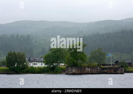 Loch Ness ist ein großes Süßwasserloch im Scottish Highlands, das sich etwa 37 Kilometer südwestlich von Inverness erstreckt. Stockfoto