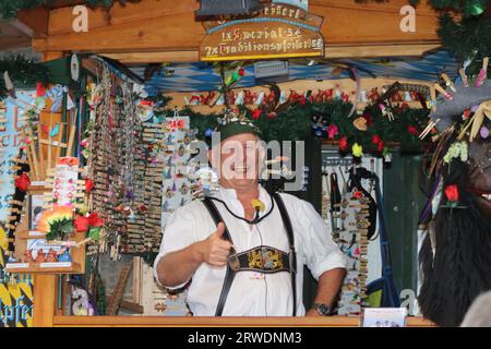 MÜNCHEN, Deutschland, 18. September 2023: Vogel JAKOB, eine traditionelle Persönlichkeit auf dem Oktoberfest, bekannt für ihre Pfeife - DAMEN WIESN/DAMEN WIESN 2023 - Powerfrauen, Business- und sozialorientierte Damen sind Gäste der Regine SIXT Einladung während des Bierfestes in München, Schuetzenfestzelt, Schuetzenfestmarquee. Das Oktoberfest München 188, auch WIESN genannt, am Montag, 18. September in München. Die traditionelle Veranstaltung endet am 3. Oktober Das Oktoberfest ist das größte Volksfest der Welt und zieht jährlich rund sechs Millionen Besucher an. Jedes Jahr brechen neue Rekorde. pict Stockfoto