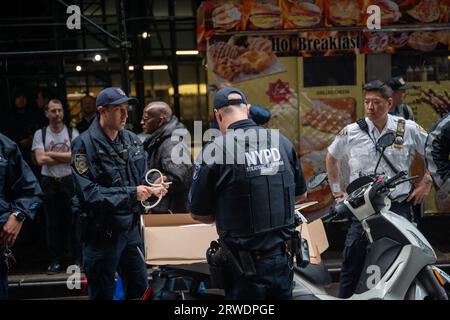 New York, USA. September 2023. Beamte bereiten sich auf Verhaftungen vor, da Umweltaktivisten den Eingang zur New Yorker Niederlassung der Federal Reserve in Manhattan als Akt des zivilen Ungehorsams blockieren und ein Ende der Nutzung fossiler Brennstoffe am 18. September 2023 fordern. Die Polizei verhaftete Dutzende von Verhaftungen. (Foto: Matthew Rodier/SIPA USA) Credit: SIPA USA/Alamy Live News Stockfoto