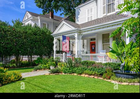 NEW ORLEANS, LA, USA - 15. SEPTEMBER 2023: Vorgarten und Veranda mit charmantem zweistöckigem Haus in Uptown Nachbarschaft Stockfoto