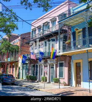 NEW ORLEANS, LA, USA - 17. SEPTEMBER 2023: Stadtbild der Faubourg Marigny Seite der Esplanade Avenue mit dem historischen Lamothe House Hotel Stockfoto