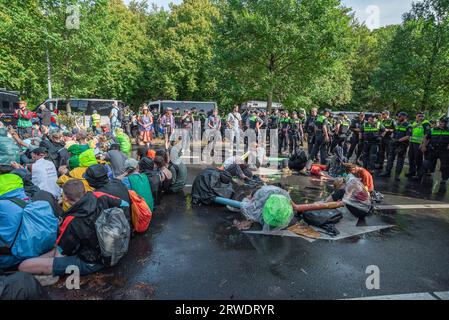 Einige der 650 Aktivisten der friedlichen Ausrottungsrevolte, die später freigelassen wurden, wurden während der Demonstration gesehen. Die Extinction Rebellion organisierte am achten Tag in Folge eine Blockade auf der Autobahn A12 in den Haag, trotz eines Verbots der Gemeinde. Die A12-Blockade begann um zwölf Uhr mittags und endete zwei Stunden später. Am ersten Tag der Veranstaltung, letzten Samstag, sahen Tausende von Klimaaktivisten. Die Nummer war heute Nachmittag deutlich geringer. Einige hundert Demonstranten teilten sich in mehrere Gruppen entlang der Utrechtsebaan auf. Fast gleich nach dem Anblick wurden kleine Kinder entfernt und s Stockfoto