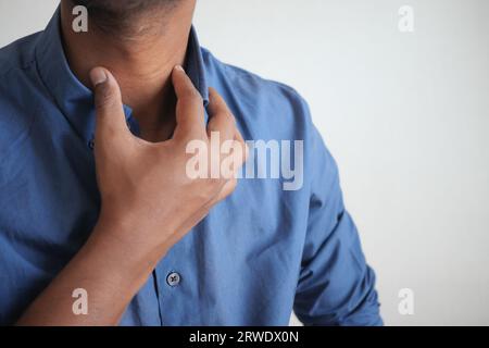 Unerkannte Mann, der Kehlschmerz aus der Nähe leidet Stockfoto
