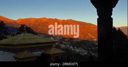 Wunderschönes Kulturerbe und altes Stadtbild von tawang im Dunkeln, vom Kloster tawang. Die Morgensonne erleuchtete die himalaya-Berge Stockfoto