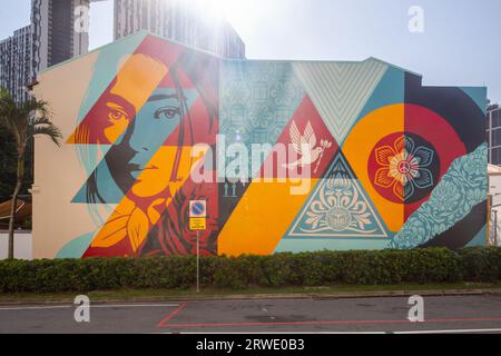 Farbenfrohe Graffiti mit Wandgemälde von Shepard Fairey, Titel Mosaic of Peace and Harmony. Chinatown. Singapur Stockfoto