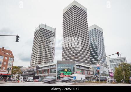 Hamburg, Deutschland. September 2023. Blick auf die Mundsburg Towers. Seit etwa einem Jahr beherbergt die Stadt ukrainische Flüchtlinge und Menschen aus anderen Ländern, die aufgrund des Krieges in einem der Hochhäuser aus der Ukraine geflohen sind. (An 'Flüchtlinge im Mundsburg Tower - Müll- und Lärmbelästigungen Mieter') Kredit: Georg Wendt/dpa/Alamy Live News Stockfoto