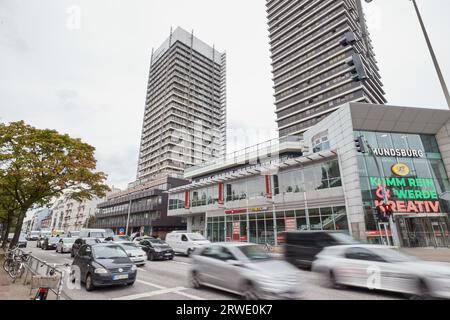 Hamburg, Deutschland. September 2023. Blick auf zwei Mundsburg Türme. Seit etwa einem Jahr beherbergt die Stadt ukrainische Flüchtlinge und Menschen aus anderen Ländern, die aufgrund des Krieges in einem der Hochhäuser aus der Ukraine geflohen sind. Quelle: Georg Wendt/dpa/Alamy Live News Stockfoto