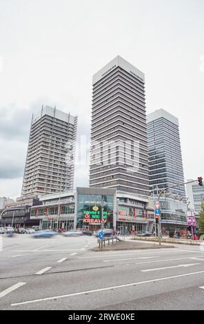 Hamburg, Deutschland. September 2023. Blick auf die Mundsburg Towers. Seit etwa einem Jahr beherbergt die Stadt ukrainische Flüchtlinge und Menschen aus anderen Ländern, die aufgrund des Krieges in einem der Hochhäuser aus der Ukraine geflohen sind. (An 'Flüchtlinge im Mundsburg Tower - Müll- und Lärmbelästigungen Mieter') Kredit: Georg Wendt/dpa/Alamy Live News Stockfoto