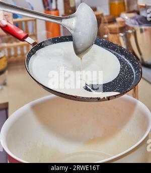 Crepe Suzette Pfannkuchen in Pfanne auf Gasherd kochen. Stockfoto