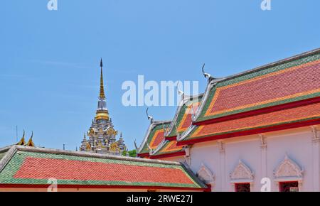 Surat Thani, Thailand - 23. April 2023: Das wunderschöne antike Dach des Wat Phra Borommathat Chaiya mit seiner berühmten Pagode, buddhistisch erbaut als der Stockfoto