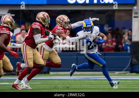 Los Angeles Rams Running Back Kyren Williams (23) wird von San Francisco 49ers Cornerback Isaiah Oliver (26) und Safety Tashaun Gipson Sr. (3) verfolgt Stockfoto