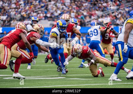 Los Angeles Rams Running Back Kyren Williams (23) wird von San Francisco 49ers Linebacker Fred Warner (54) und Safety Tashaun Gipson Sr. (31) dur angegriffen Stockfoto