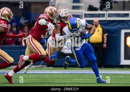 Los Angeles Rams Running Back Kyren Williams (23) wird von San Francisco 49ers Cornerback Isaiah Oliver (26) und Safety Tashaun Gipson Sr. (3) verfolgt Stockfoto