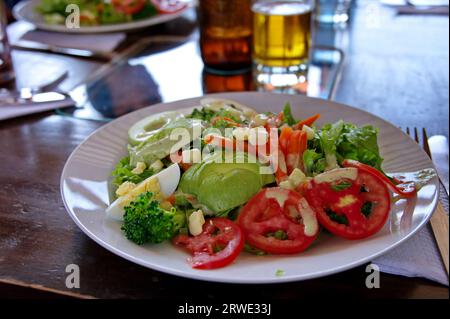 Gemischter Salat auf dem rustikalen Holztisch Stockfoto