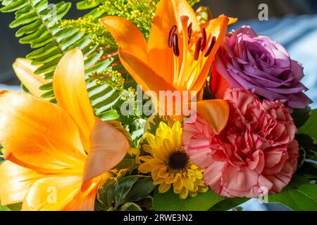 Hintergrund mit Makro-Textur aus frischen, hellen Blumen in einem Blumenarrangement im Innenbereich mit Rose, Nelke, Lilie und Chrysantheme Stockfoto