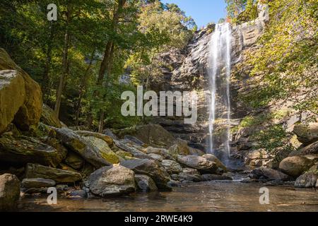 Toccoa Falls auf dem Campus des Toccoa Falls College in Toccoa, Georgia, ist einer der höchsten freifallenden Wasserfälle östlich des Mississippi. (USA) Stockfoto