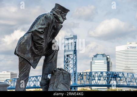 Die Statue des Lone Sailor auf dem Southbank Riverwalk entlang der St. Johns River im Stadtzentrum von Jacksonville, Florida. (USA) Stockfoto