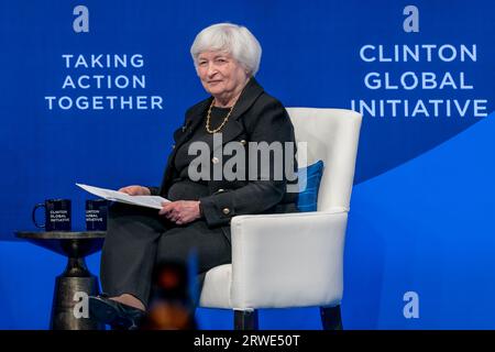 New York, Usa. September 2023. Janet Yellen, die Sekretärin des US-Finanzministeriums, spricht während des Treffens der Clinton Global Initiative (CGI) im Hilton Midtown in New York City. Das CGI-Treffen 2023 wird sich auf Wege konzentrieren, wie man den Klimawandel, Fragen der Gesundheitsversorgung, geschlechtsspezifische Gewalt, den Krieg in der Ukraine und andere Fragen angehen kann. Die zweitägige Veranstaltung begrüßt führende Politiker aus Politik, Wirtschaft und Philanthropie, um an potenziellen Lösungen für globale Fragen zu arbeiten. Quelle: SOPA Images Limited/Alamy Live News Stockfoto